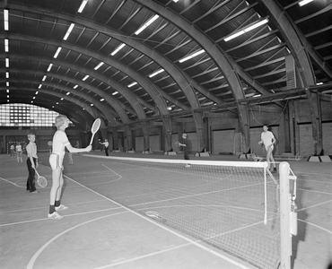 882638 Afbeelding van een tennisles die gegeven wordt in de oude veilinghal voor Groenten- en Vruchtenveilingen ...
